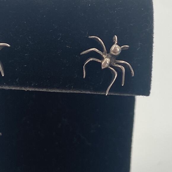 Sterling silver spider stud earrings - Picture 2 of 4